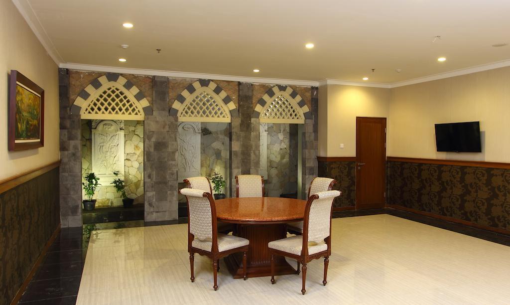 Aziza Syariah Hotel Solo By Horison Exterior photo