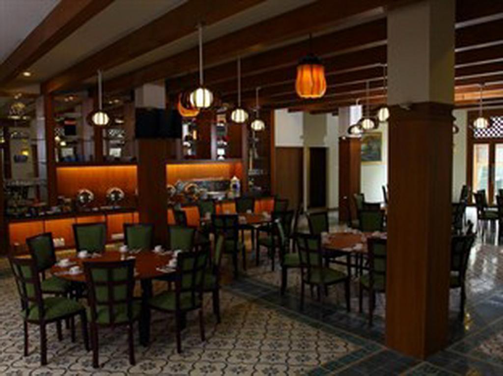 Aziza Syariah Hotel Solo By Horison Exterior photo