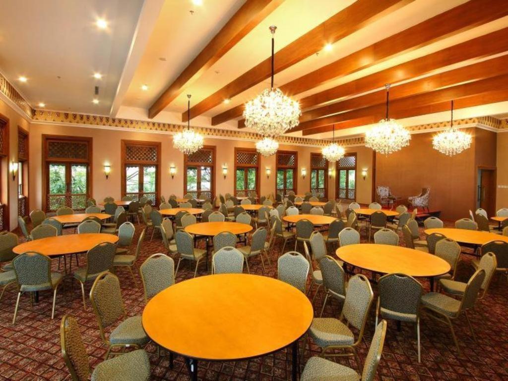 Aziza Syariah Hotel Solo By Horison Exterior photo